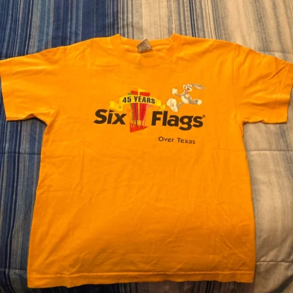 Six Flags Over Texas Vintage Looney Tunes Small T-Shirt - Picture 1 of 6